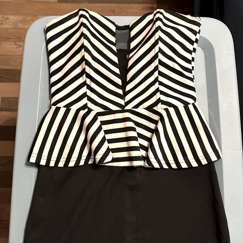 Size small, black, and white dress. With a zip up back. Strapless